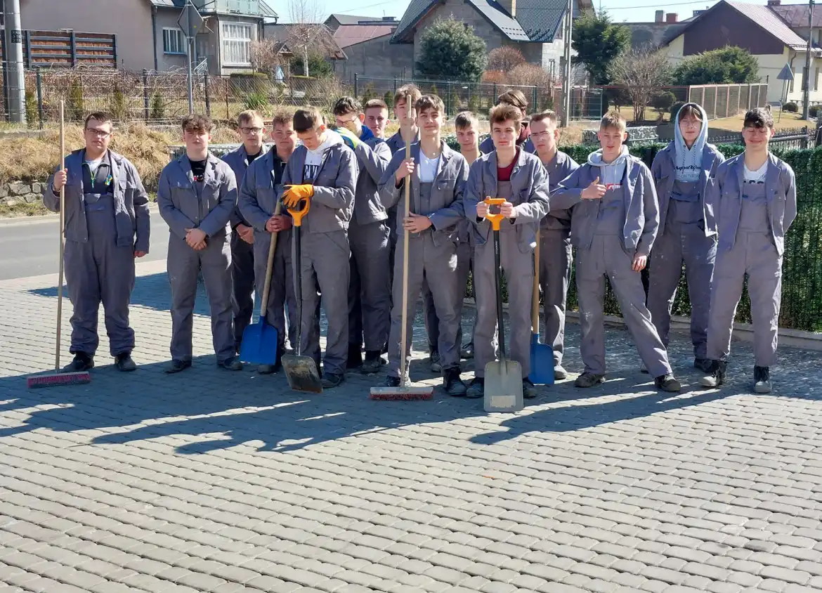 Uczniowie ZS w Łącku murują, malują i kładą płytki