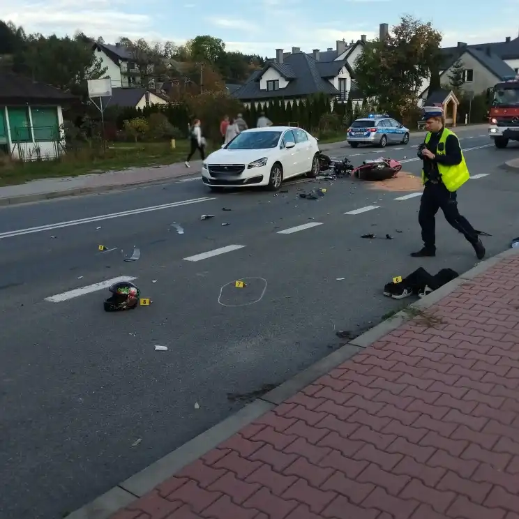 Wypadek w Łabowej. Dwoje motocyklistów w szpitalu po zderzeniu z samochodem
