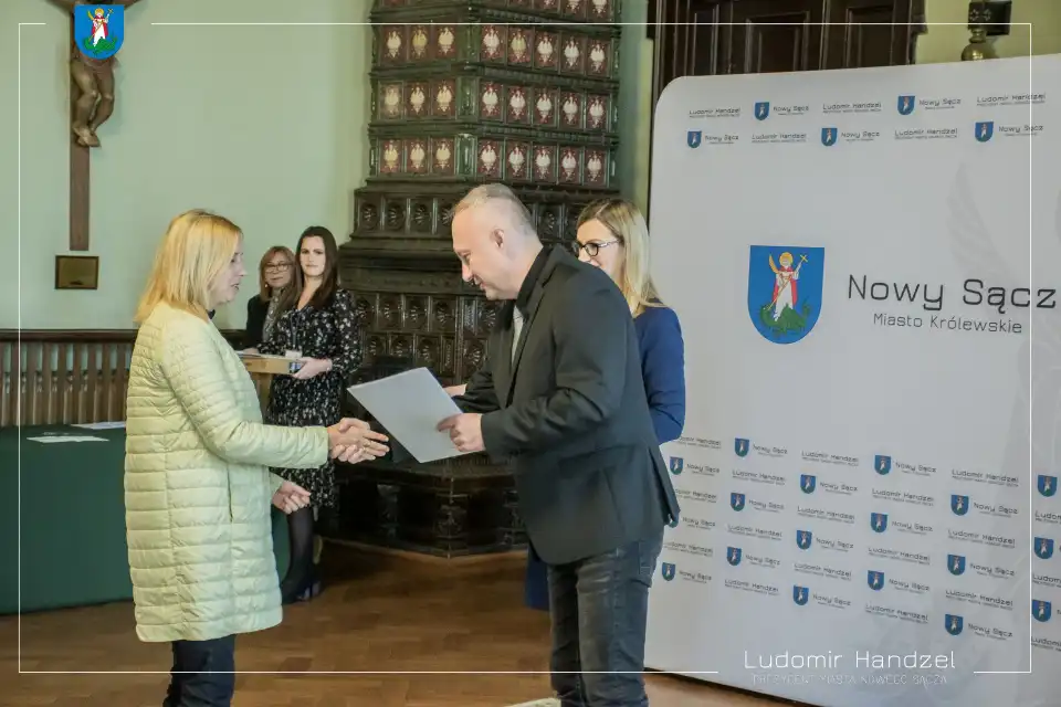 Nowy Sącz: Dzieci i młodzież otrzymały sprzęt komputerowy