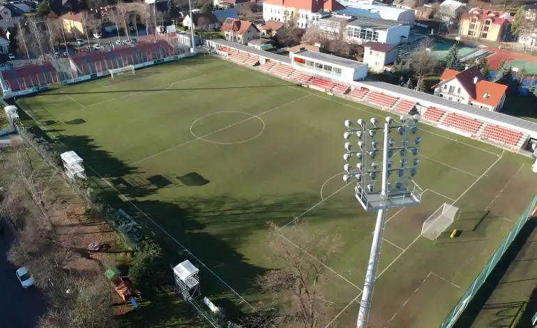 W rundzie rewanżowej sezonu 2023/2024 zespół Sandecji będzie rozgrywał mecze domowe na stadionie w Niepołomicach