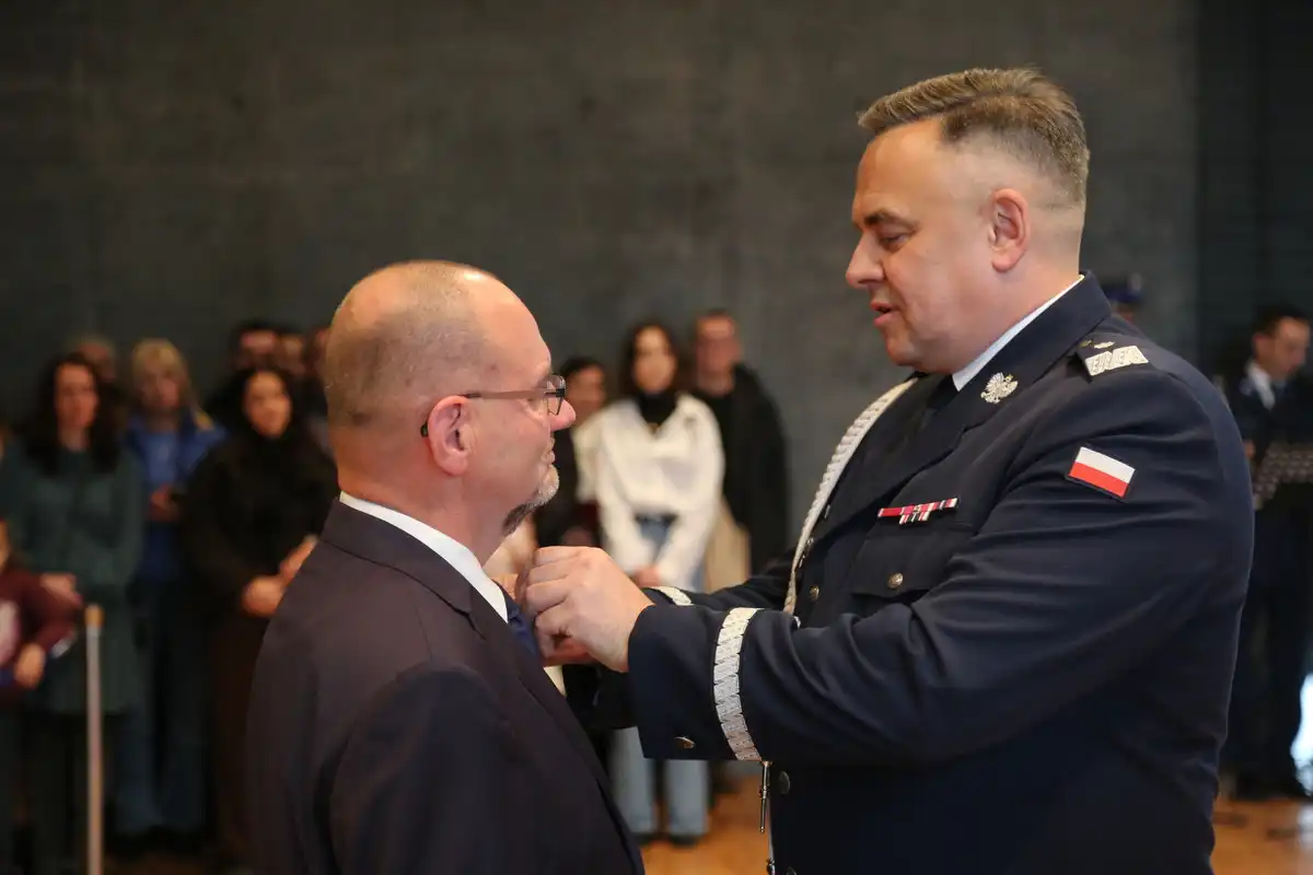 53 nowo przyjętych policjantów złożyło ślubowanie. Czwórka z nich będzie pełniła służbę w Nowym Sączu