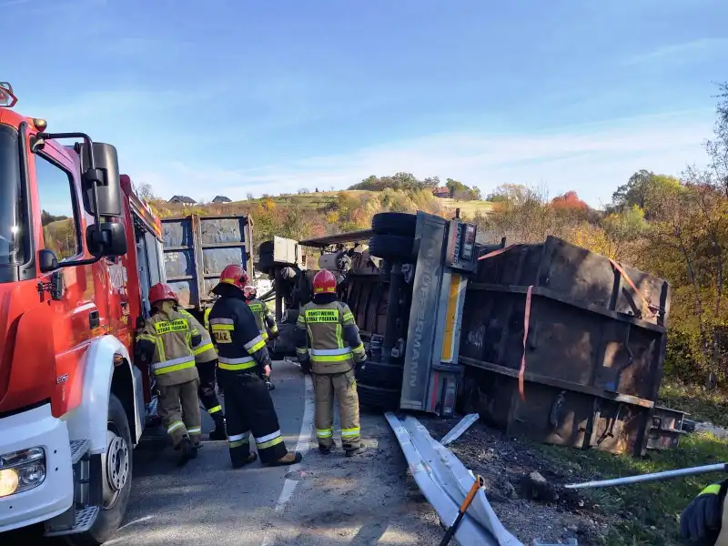 Tęgoborze: Na DK75 przewróciła się przyczepa z metalowymi chłodnicami