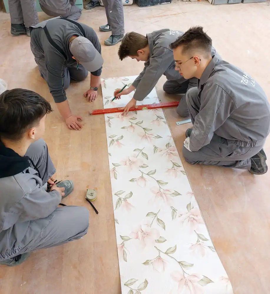 Uczniowie ZS w Łącku murują, malują i kładą płytki