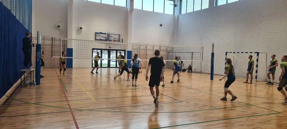 Siatkarski Turniej Walentynkowy w Marcinkowicach. W rywalizacji uczestniczyło 11 drużyn