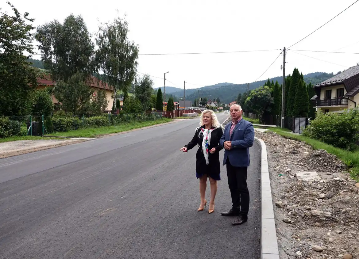 Trwa remont 7,5 km odcinka drogi powiatowej na trasie Powroźnik - Tylicz. W ramach prac zostanie zmodernizowanych siedem mostów