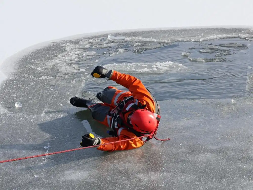 Sądecczyzna: Strażacy ćwiczyli na zamarzniętych akwenach wodnych