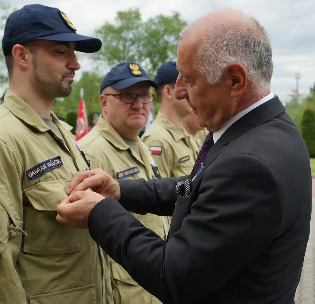 Powiatowy Dzień Strażaka. Starosta wręczył Złote Jabłka Sądeckie strażakom ze Specjalistycznej Grupy Poszukiwawczo-Ratowniczej