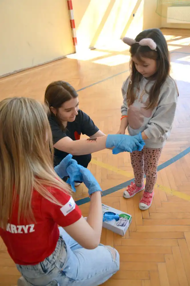Uczniowie LO w Starym Sączu uczyli dzieci jak uratować życie