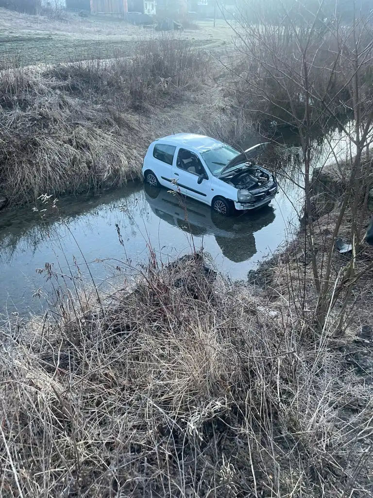 Wypadek w Librantowej. Pojazd osobowy wypadł z drogi i wylądował w potoku