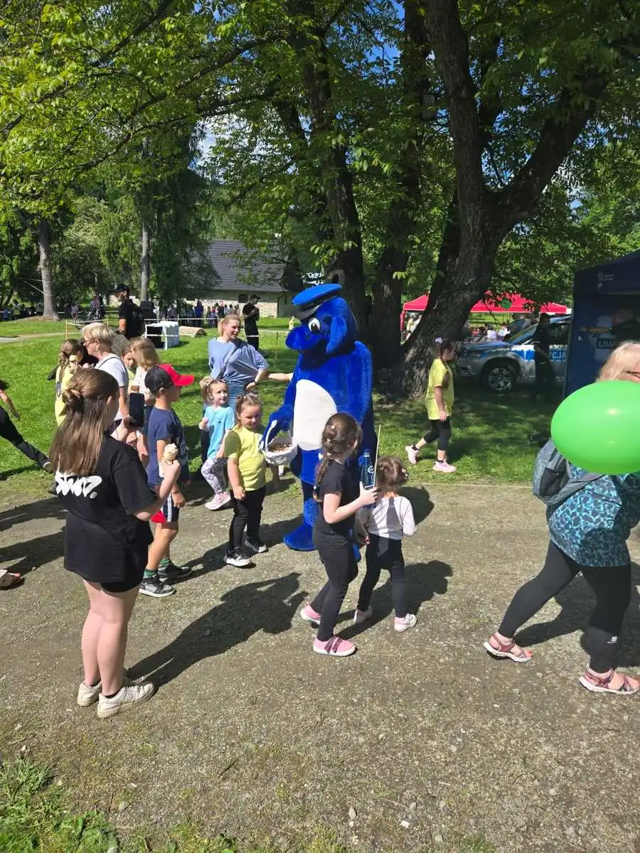 Rodzinny piknik z Policją w Porębie Wielkiej. Nauka przez zabawę