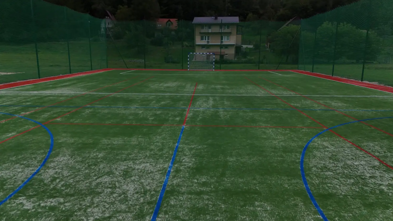 Zarzecze ma zmodernizowane boisko. Można grać w piłkę, koszykówkę i siatkówkę