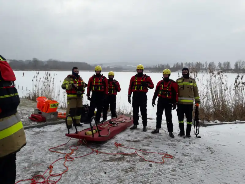 Sądecczyzna: Strażacy ćwiczyli prowadzenie działań ratowniczych na zamarzniętym akwenie