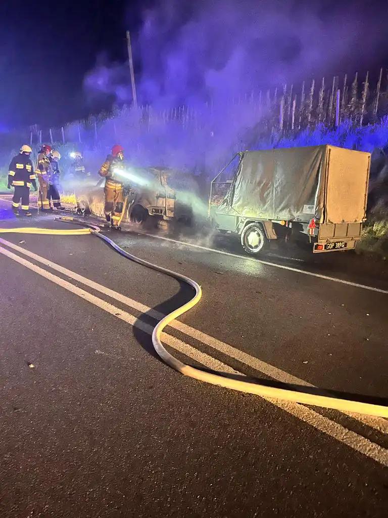 Pożar na DK75 w Tęgoborzy. Płonęła osobówka z przyczepą