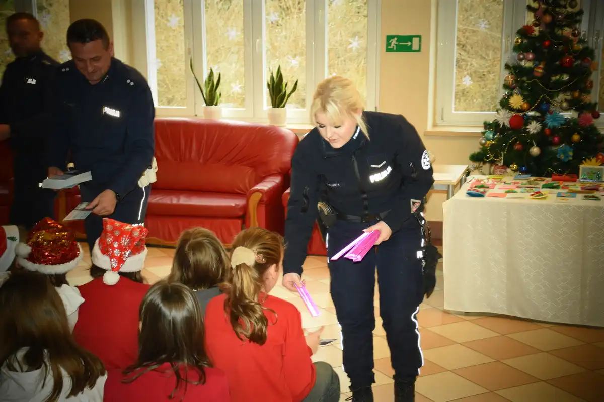 Świąteczna akcja, która łączy. Mikołaj, uczniowie i policja dbają o bezpieczeństwo na drogach