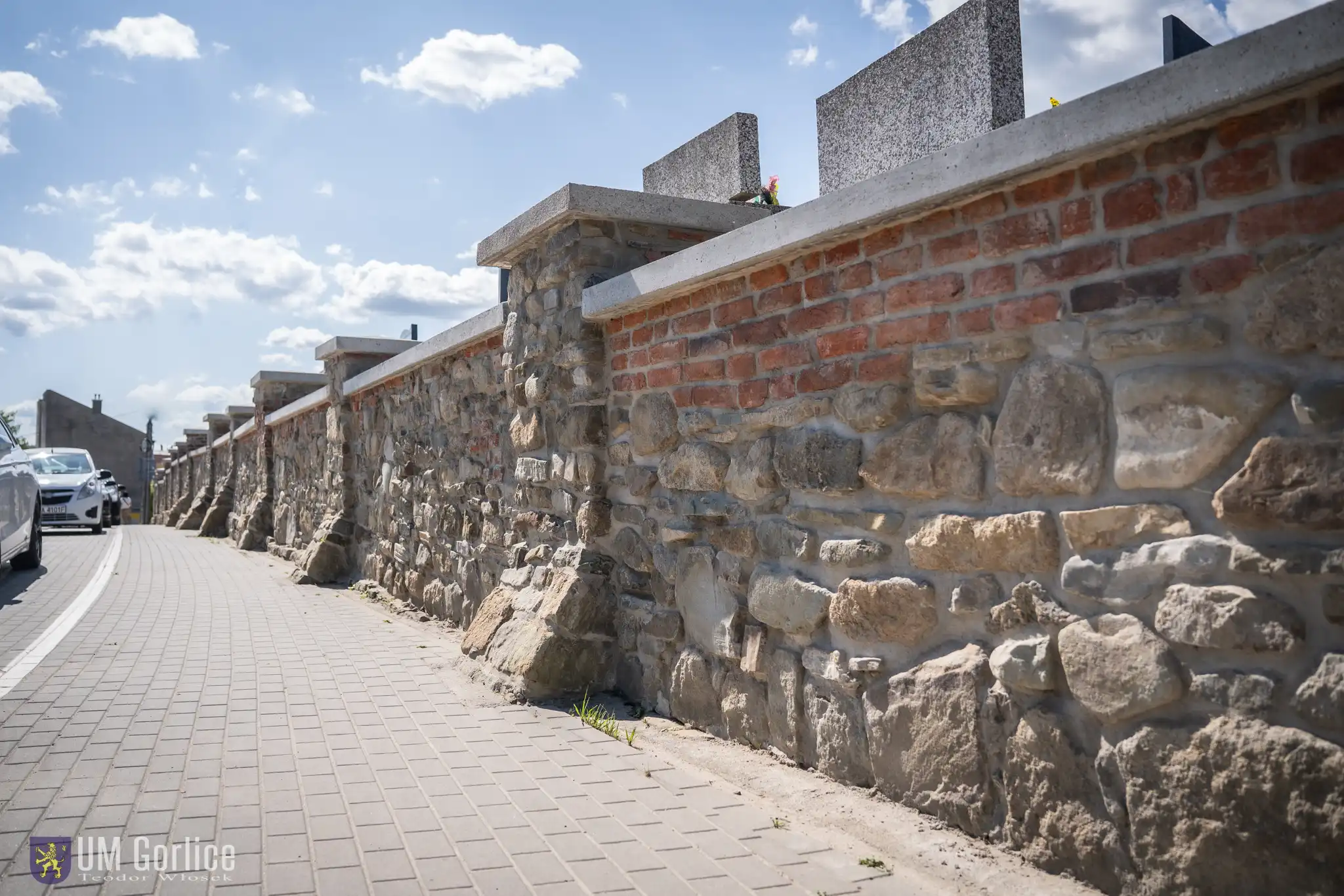 Historyczny mur cmentarny odzyskał dawny blask