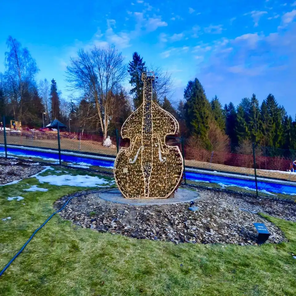 Nowe świetlne rzeźby na Polanie Muzyki i Światła. Krynica odsłania kolejną atrakcję