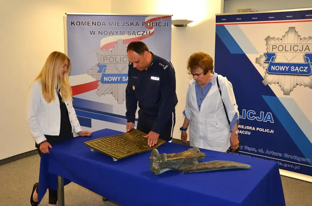 Okradł pomnik Romana Stramki – bohaterskiego kuriera Armii Krajowej. Cmentarny złodziej w rękach Policji