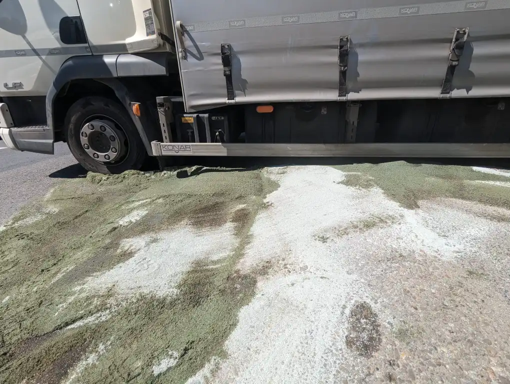 Nowy Sącz: Z uszkodzonego zbiornika paliwa ciężarówki wyciekł olej. Interweniowali strażacy