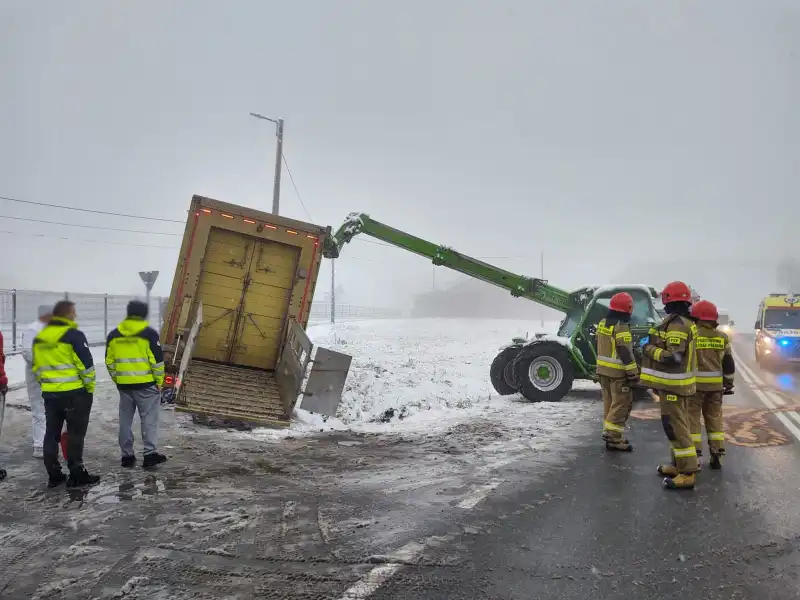 Trzetrzewina: naczepa w której przewożone były zwierzęta osunęła się z drogi