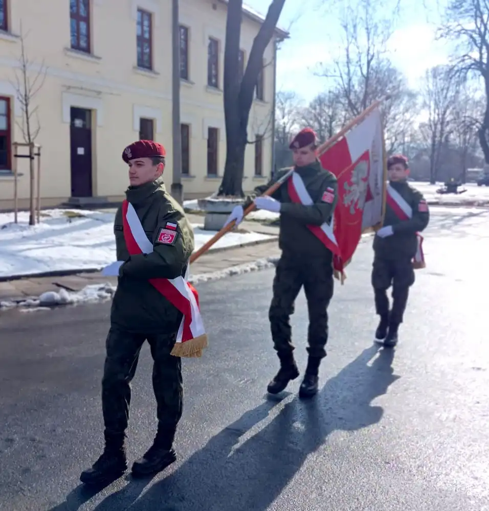 Uczniowie ZS w Marcinkowicach uczestniczyli w uroczystym przekazaniu obowiązków dowódcy 6 Batalionu Dowodzenia w Krakowie