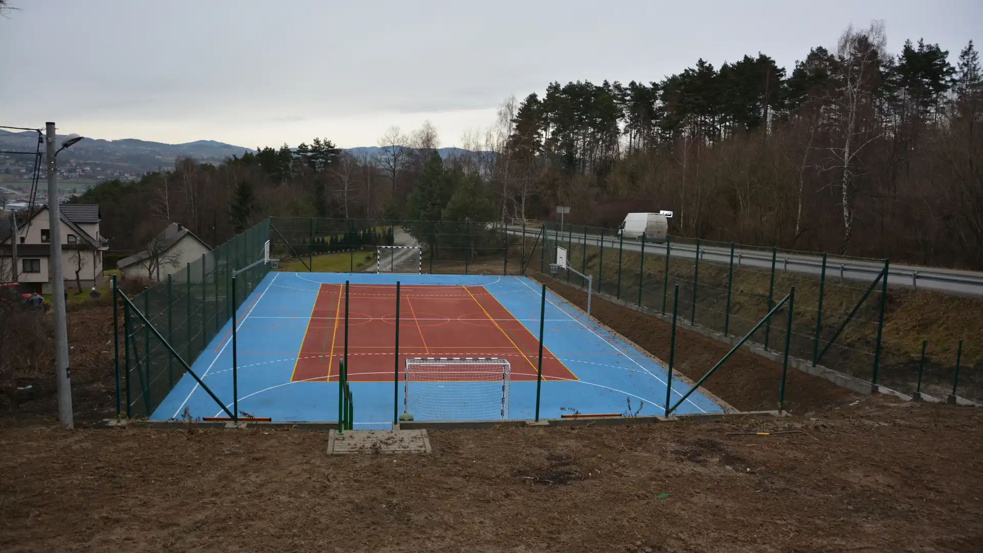 Zakończył się remont boiska przy szkole podstawowej w Rdziostowie