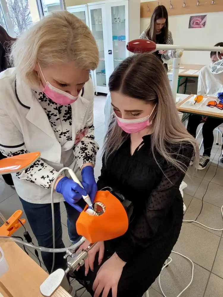 Uczniowie z ZSP w Krynicy-Zdroju zrobili odcisk szczęki a później makijaż