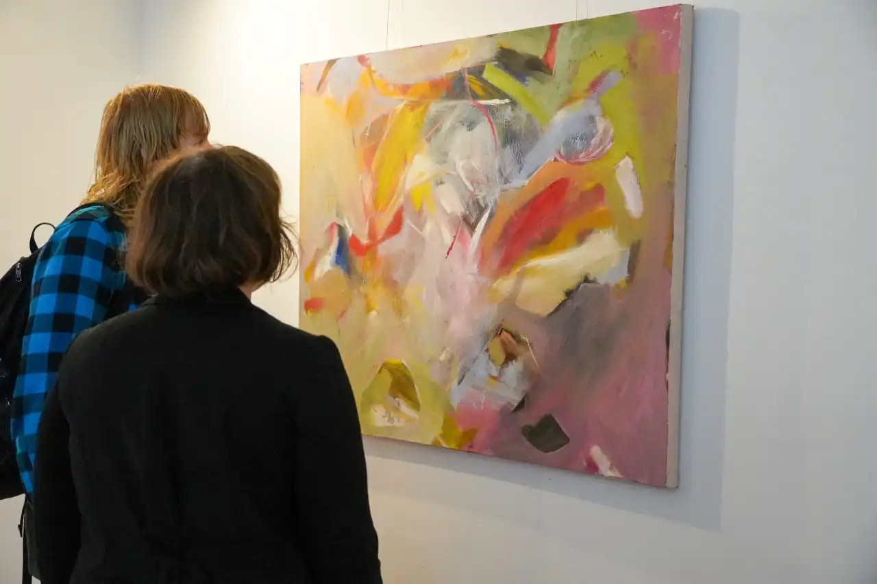 Puste krzesło pełne obecności. Wystawa Justyny Maksymczak w Galerii Bielanka73