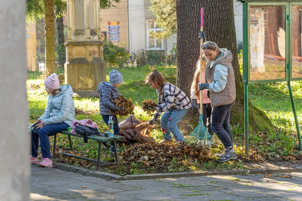 Stary Cmentarz w Nowym Sączu przygotowany na Wszystkich Świętych. Społeczna akcja sprzątania nekropolii
