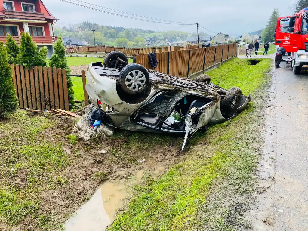 Wypadek w Olszanie. Dachowała osobówka. Cztery osoby poszkodowane
