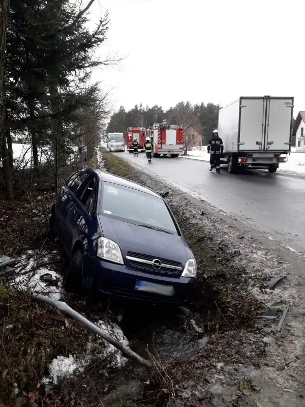 Wypadek w Dłogołęce-Świerkli. Jedna osoba trafiła do szpitala