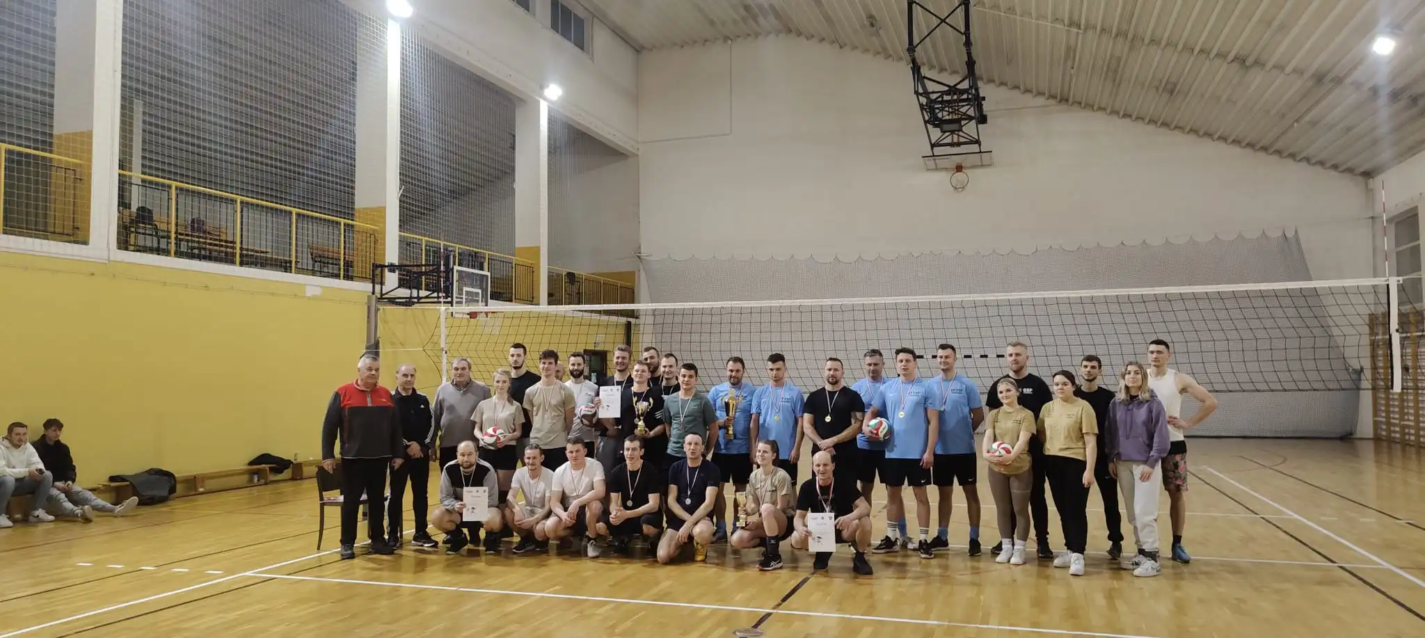 Strażacy w akcji na boisku. Turniej Piłki Siatkowej w Tymbarku