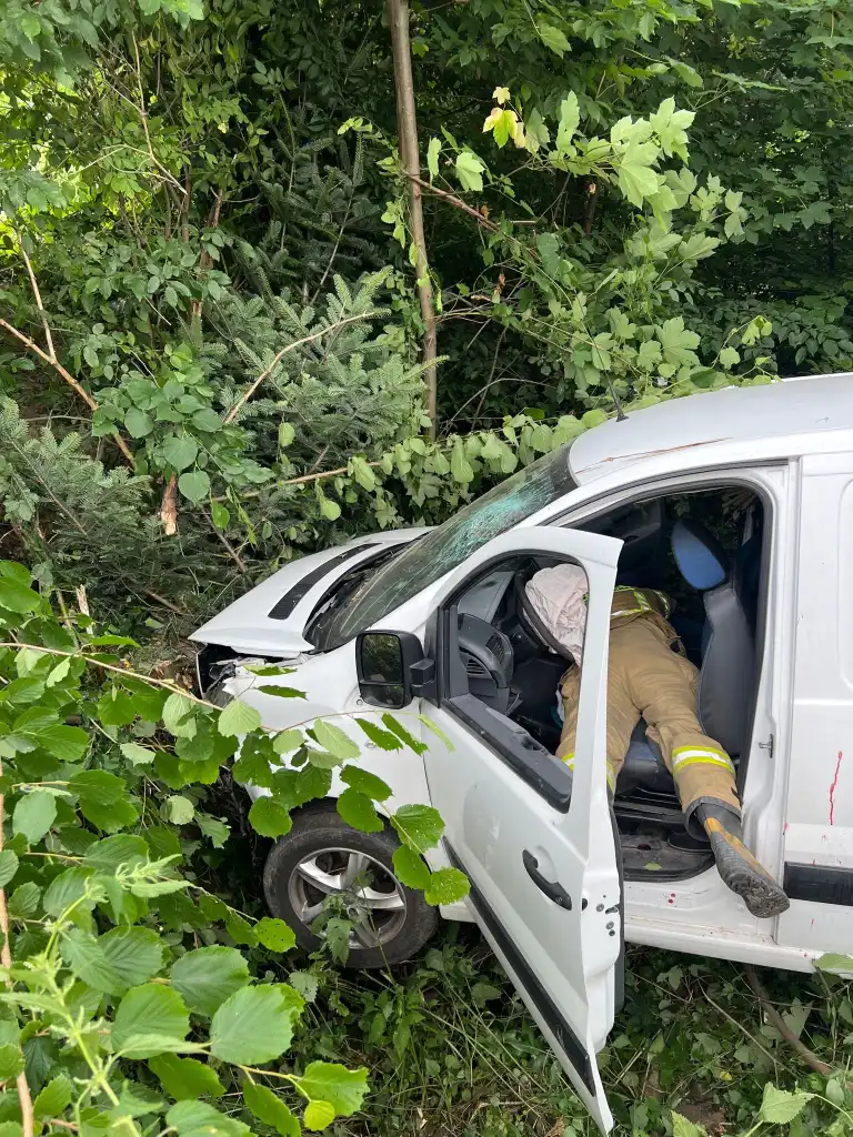 Wypadek w Kamionce Wielkiej: samochód wypadł z drogi i uszkodził słup telekomunikacyjny. Jedna osoba trafiła do szpitala