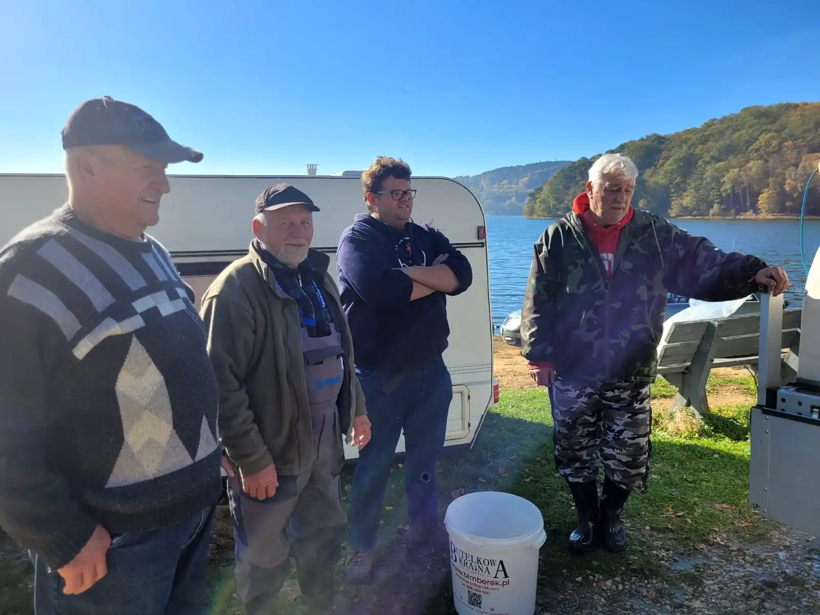 Zawisza" w akcji. Jesienne zarybianie Jeziora Rożnowskiego