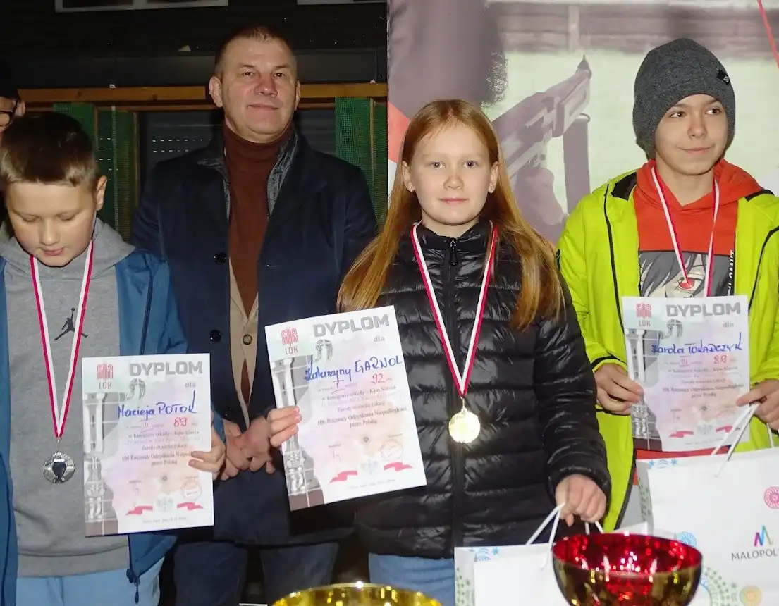 "10 strzałów Ku Chwale Ojczyzny". Patriotyczne zawody strzeleckie na sądeckiej strzelnicy