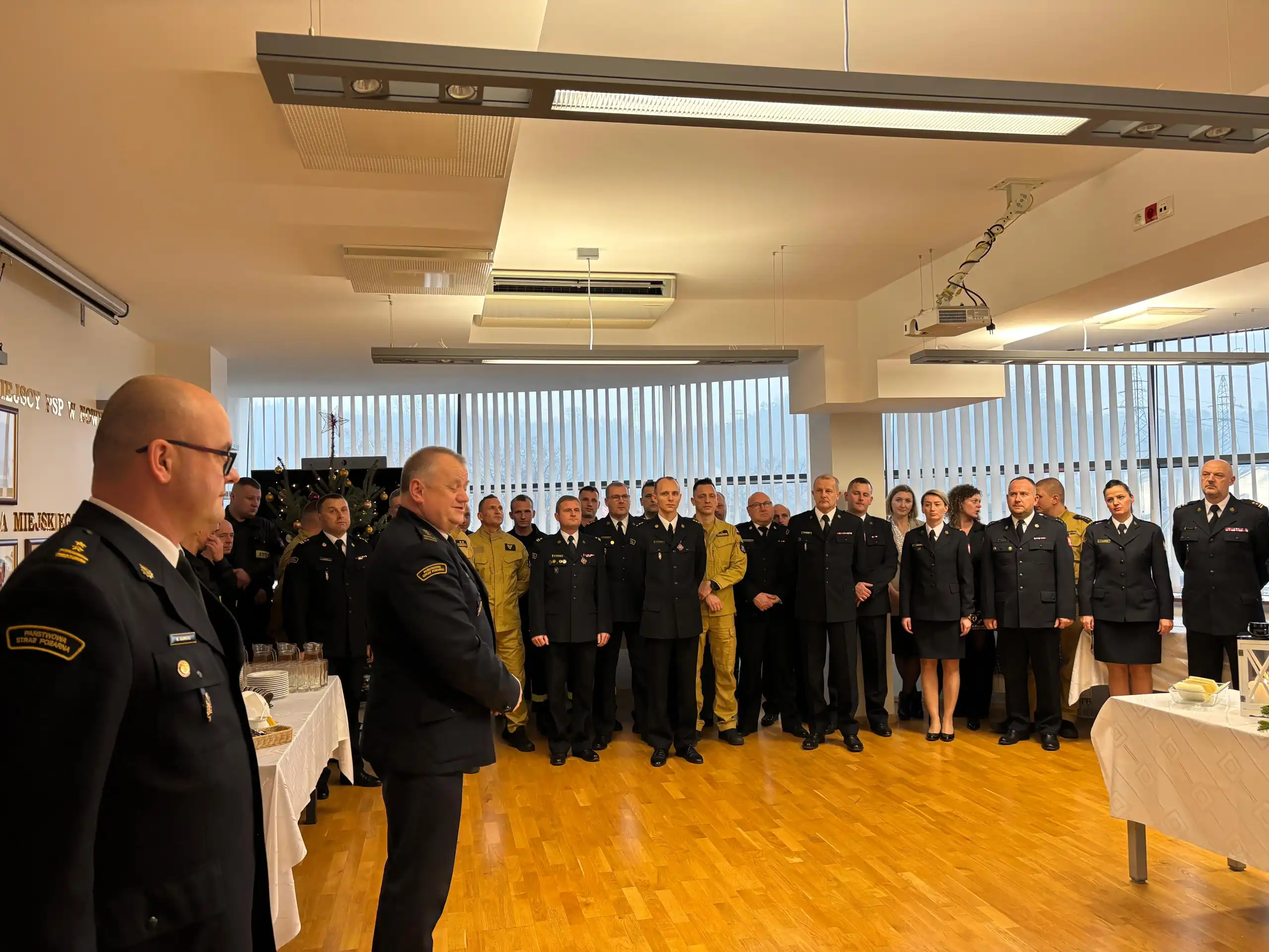 Strażacy w Nowym Sączu. Wigilijna uroczystość i odsłonięcie tablicy pamiątkowej