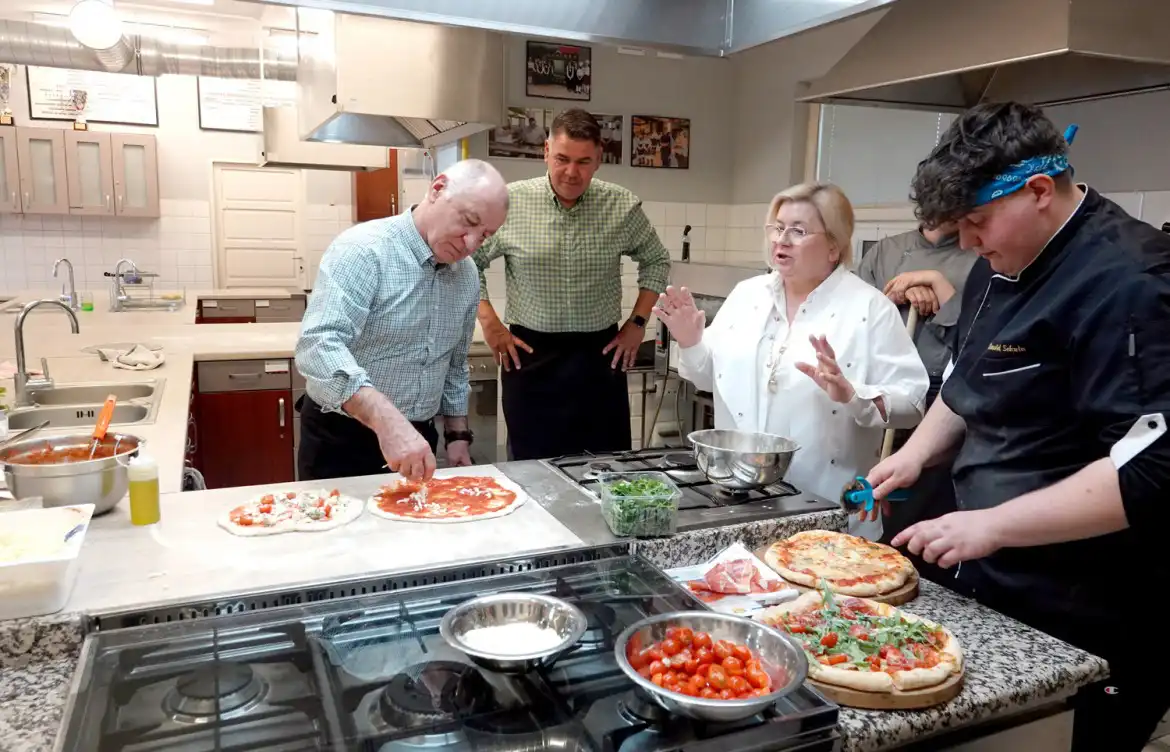 Starostowie robili pizzę pod okiem uczniów