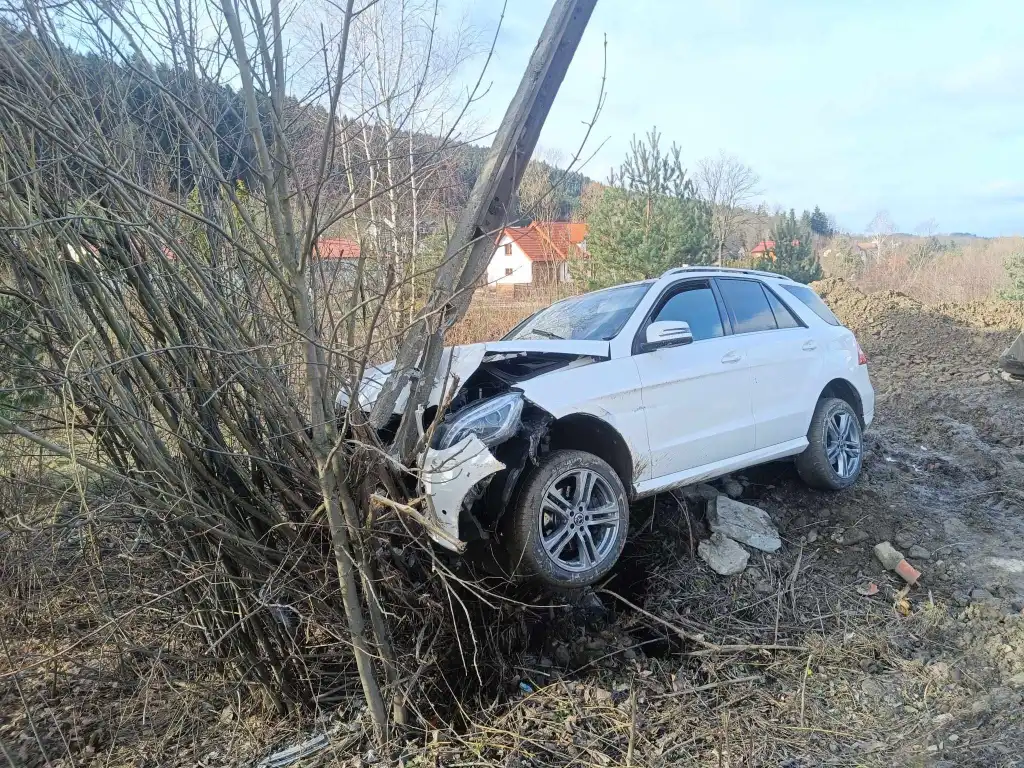 Wypadek w Królowej Górnej: samochód osobowy wypadł z drogi i uderzył w słupa