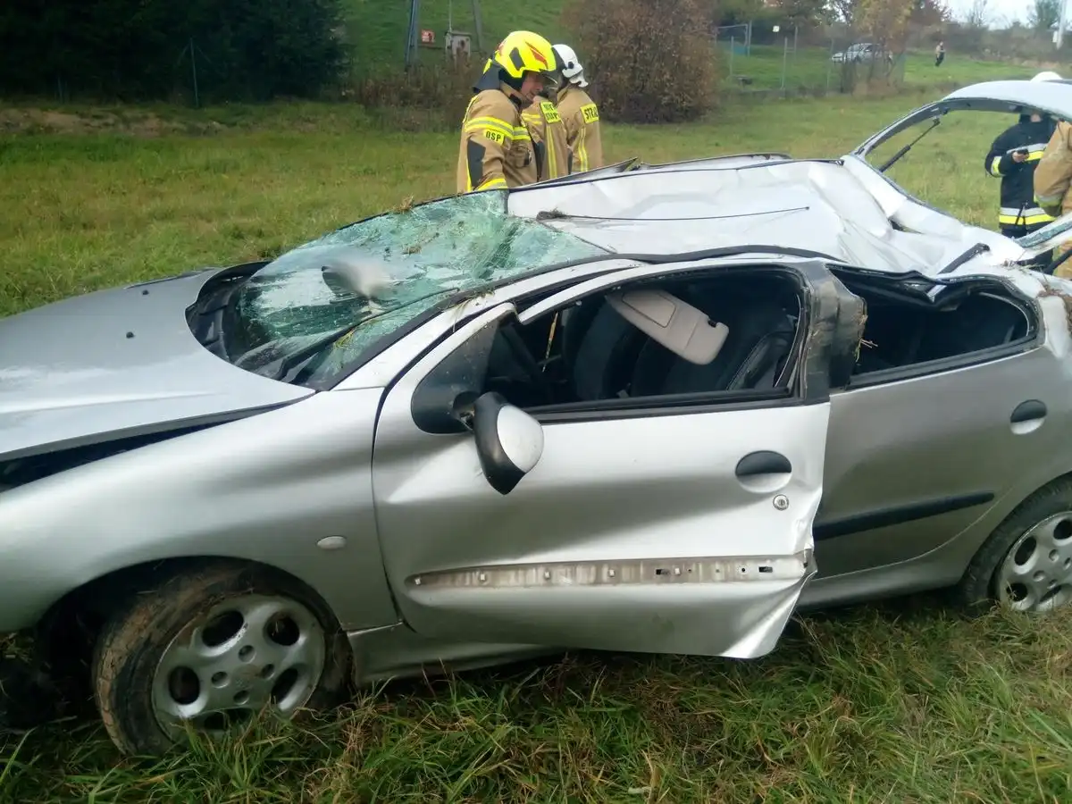Wypadek w Gostwicy. Dachowała osobówka