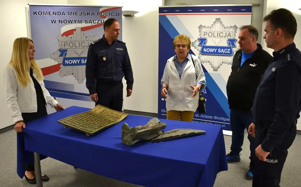 Nagrobek sądeckiego bohatera Romana Stramki znów prezentuje się okazale