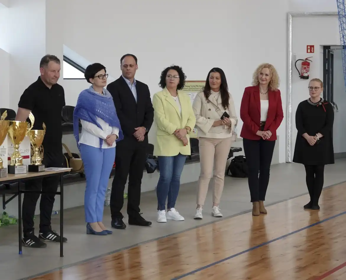 Halowy turniej piki nożnej służb mundurowych i samorządowych. Drużyna z Kamionki Wielkiej z pucharem