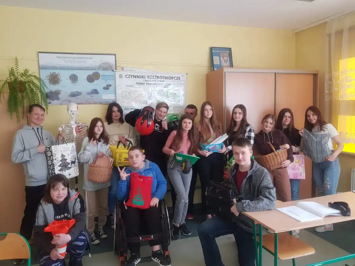 ZS w Łącku: podręczniki na podnośniku