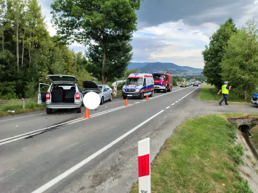 Wypadek w Zamieściu: dwa auta rozbite, interweniowały służby