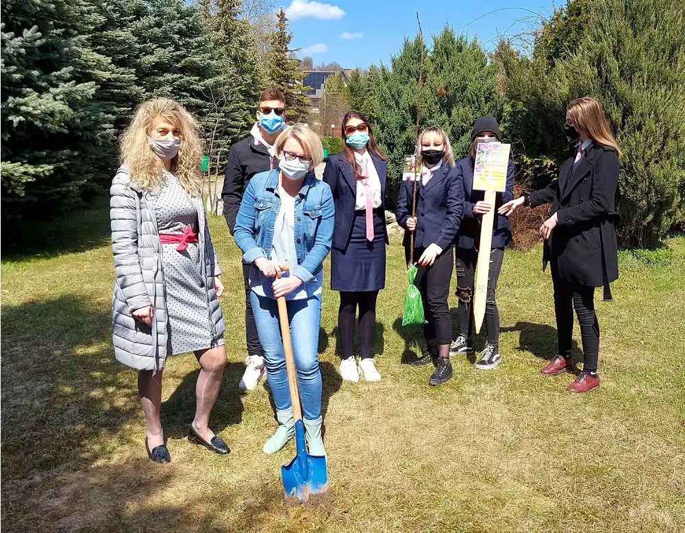 Hotelarze z ZSP w Krynicy-Zdroju sadzili drzewka