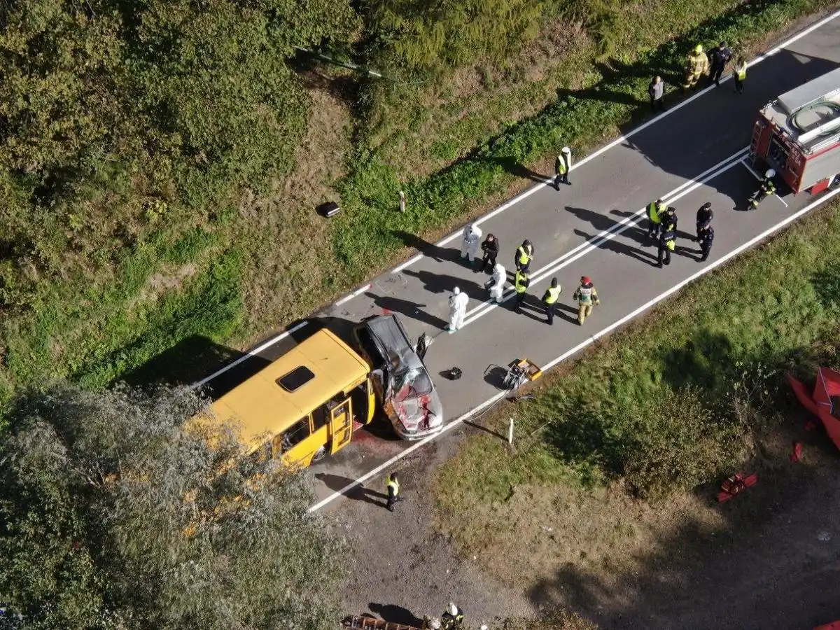 Symulacja wypadku drogowego z udziałem autobusu i samochodu osobowego - ćwiczenia dowódczo - sztabowe w Bednarce