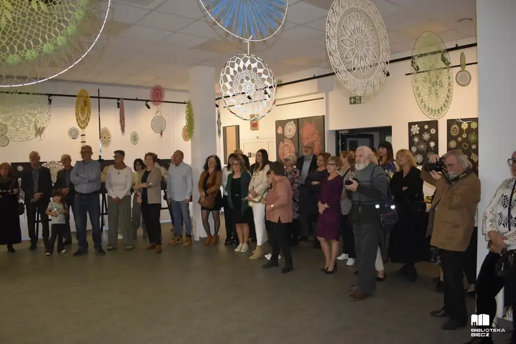 Wernisaż rękodzieła Krystyny Ołpińskiej. Sztuka koronki w Bibliotece Biecz