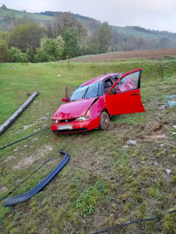 Wypadek w Jasiennej. Dwie osoby trafiły do szpitala