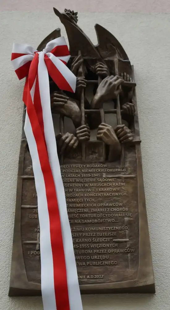 W Zakładzie Karnym w Nowym Sączu odsłonięto tablicę upamiętniającą ofiary niemieckiej okupacji i represji komunistycznych