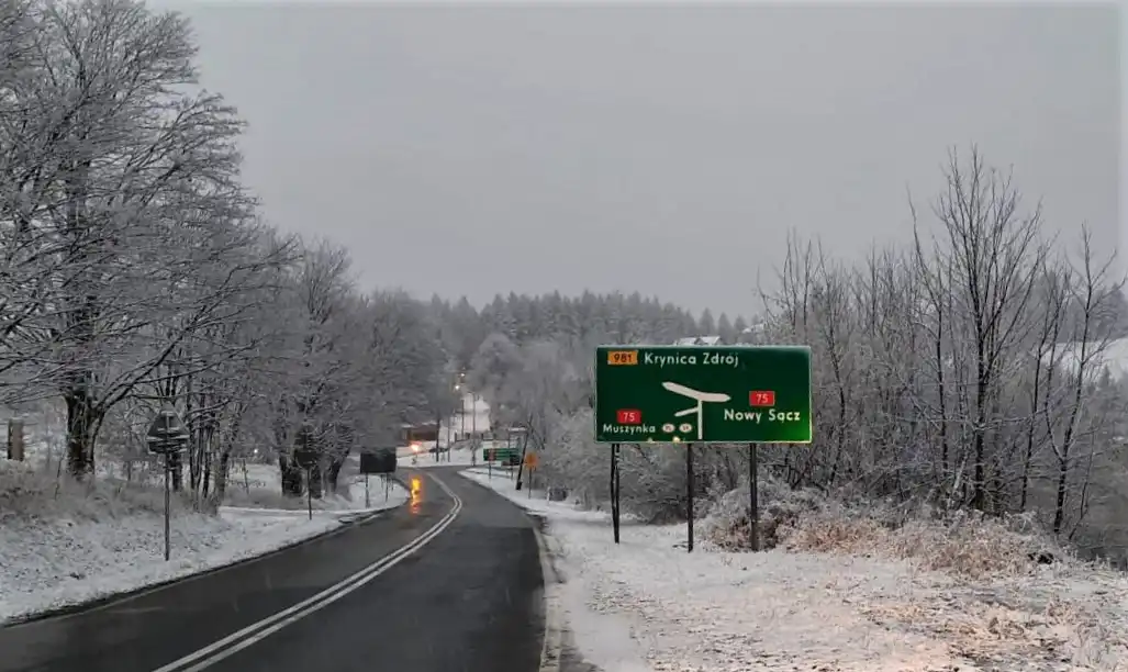 Uwaga na prognozowane marznące opady. Policjanci apelują o ostrożność na drodze