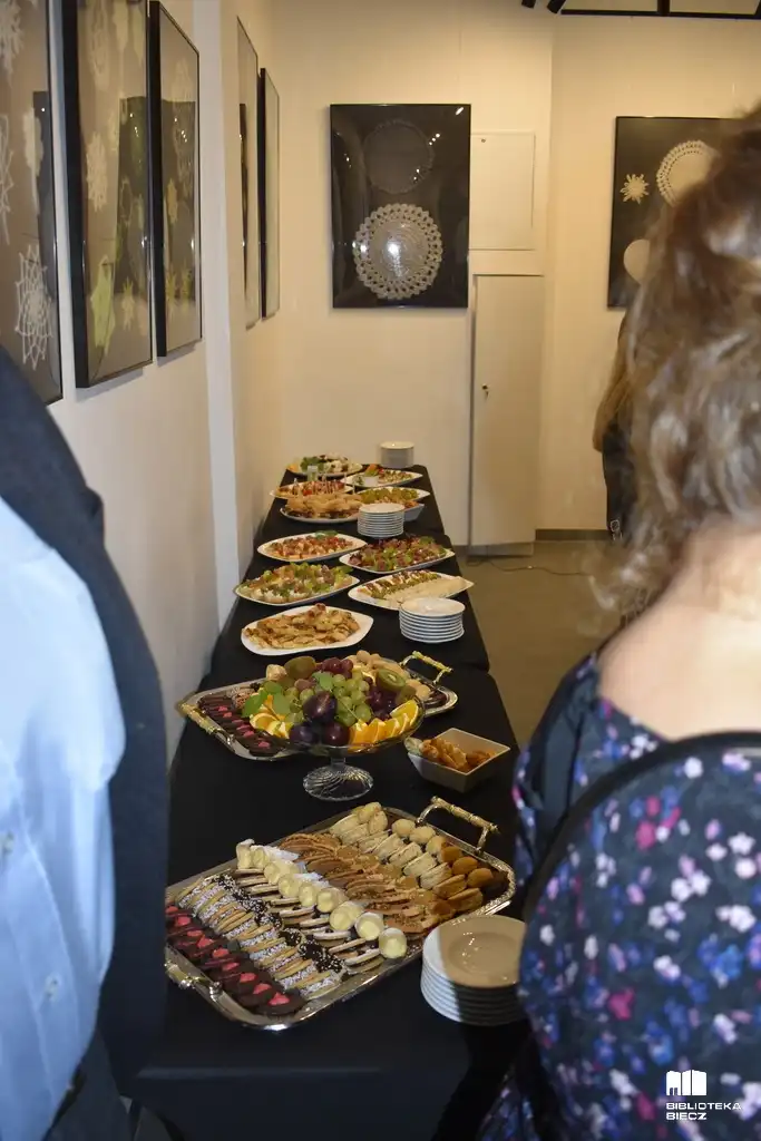 Wernisaż rękodzieła Krystyny Ołpińskiej. Sztuka koronki w Bibliotece Biecz