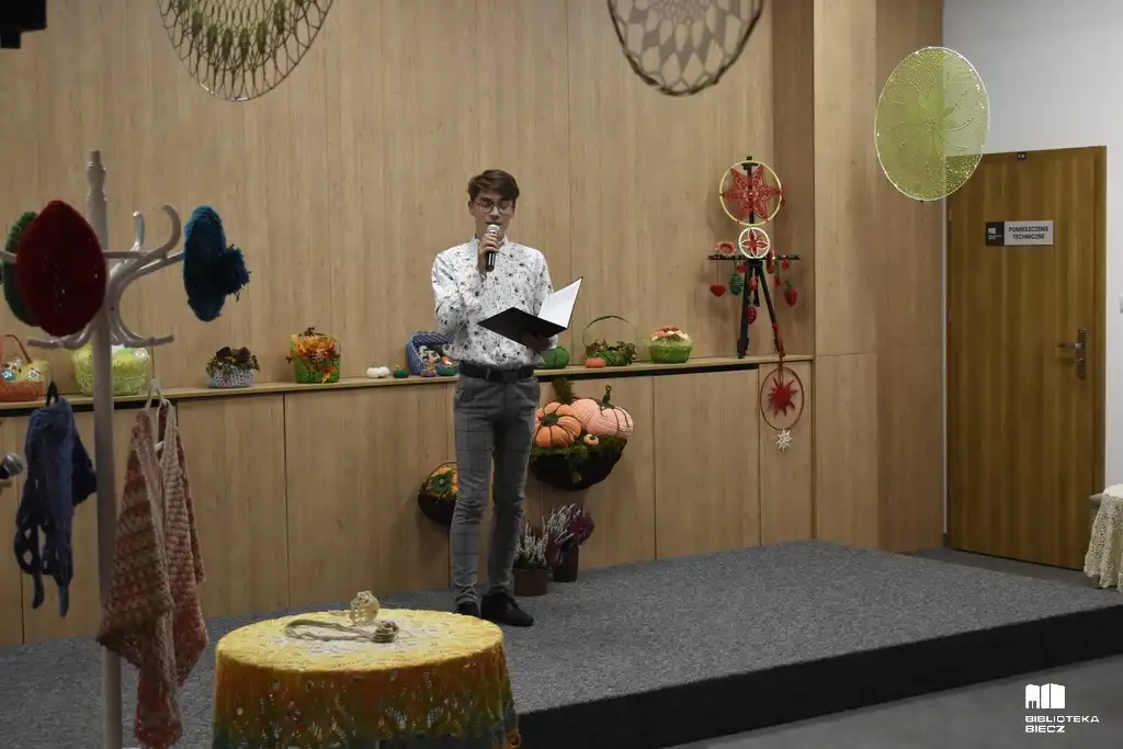 Wernisaż rękodzieła Krystyny Ołpińskiej. Sztuka koronki w Bibliotece Biecz